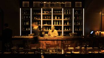 6 restaurants, breakfast served