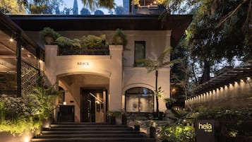 Vista frontal de la propiedad