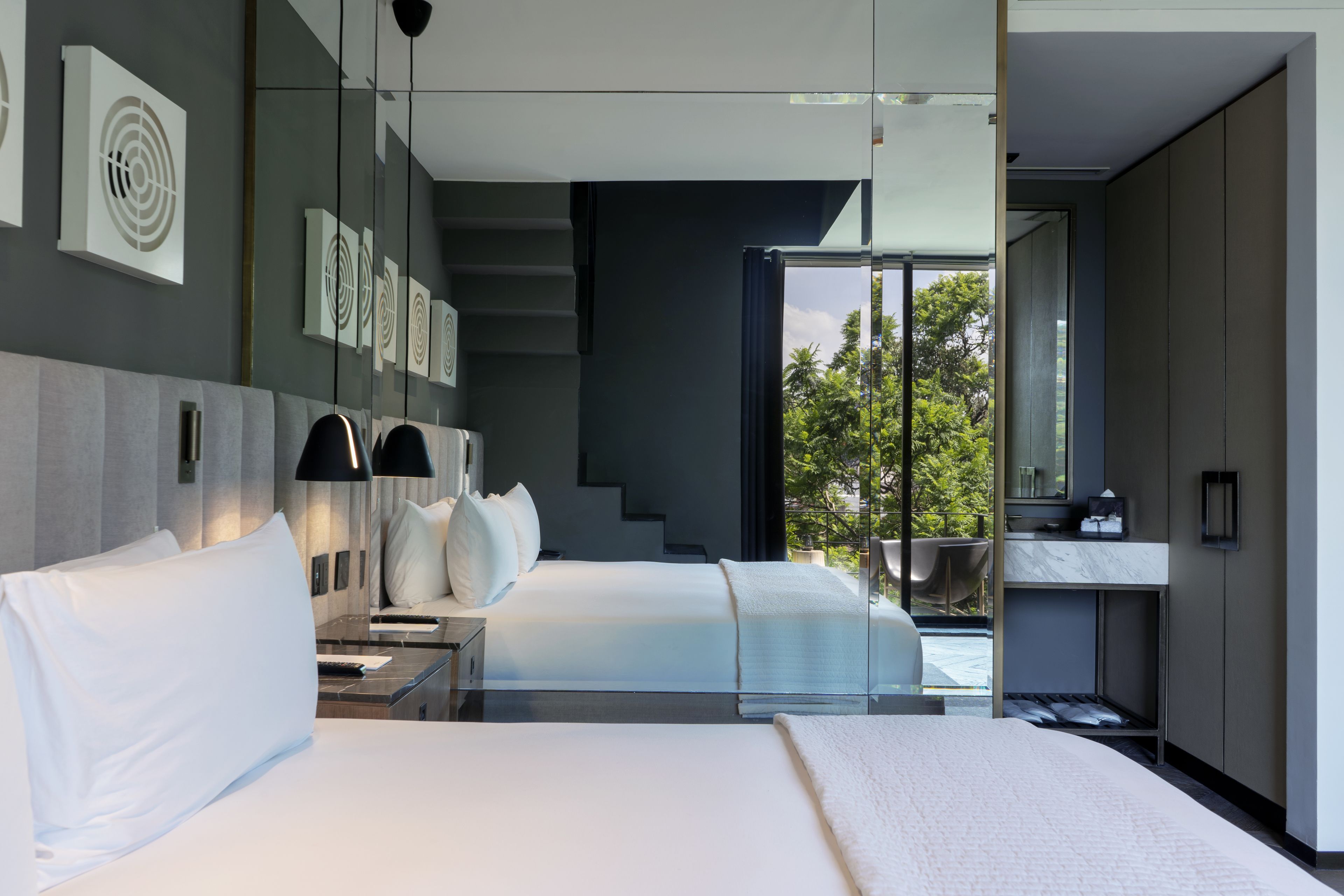 高档床上用品、迷你吧、客房内保险箱、办公桌