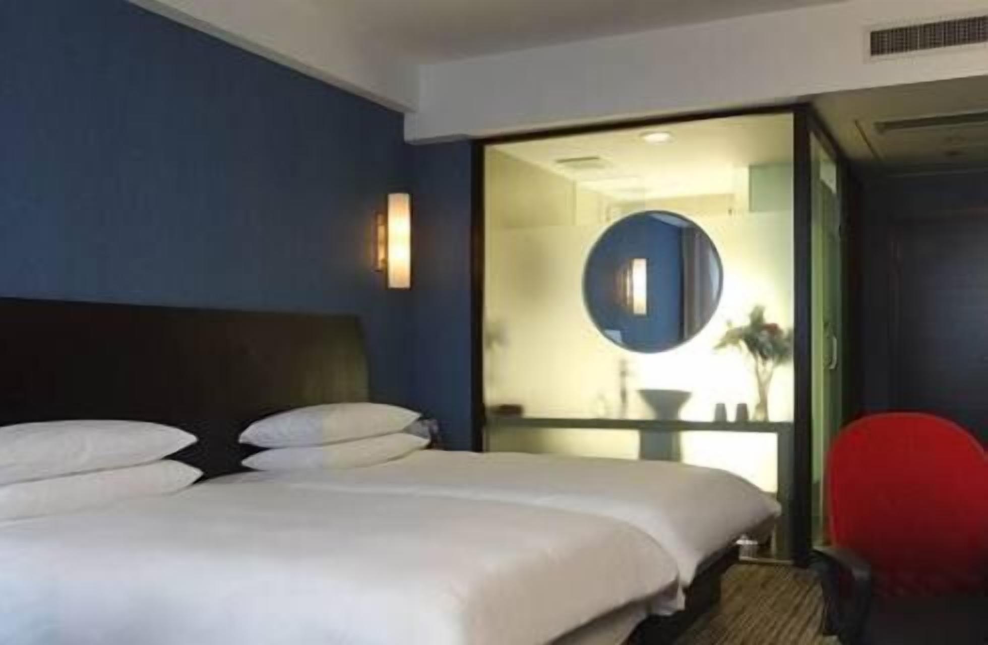 羽绒被、客房内保险箱、办公桌、折叠床/加床（额外收费）