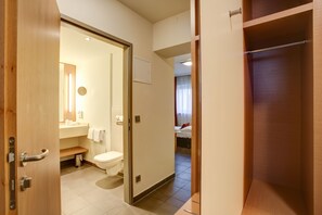 Executive Apartment, Kitchenette | Bathroom