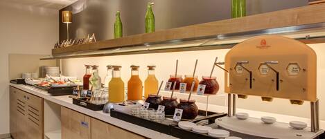 Dagelijks ontbijtbuffet (EUR 14.90 per persoon)