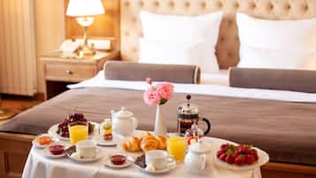 Daily buffet breakfast (UAH 150 per person)