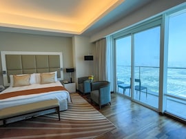 Premier Studio, Partial Sea View | Peralatan tempat tidur premium, bar mini, peti besi dalam bilik, meja