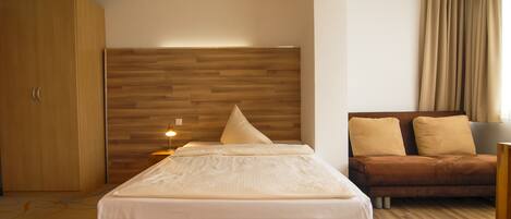 Business Room (Queen Bed)