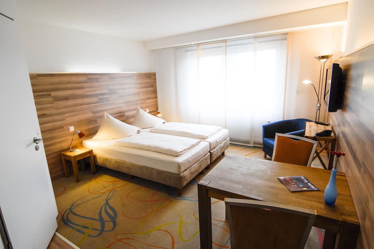 Minibar, escritorio, cortinas opacas y sistema de insonorización