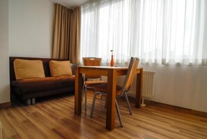 Flat-screen TV - Petul City Garden (Essen)
