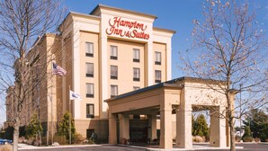A Hampton Inn & Suites hotel with a beige facade, American flag, and a covered entrance. - Hampton Inn & Suites Vineland (Vineland)