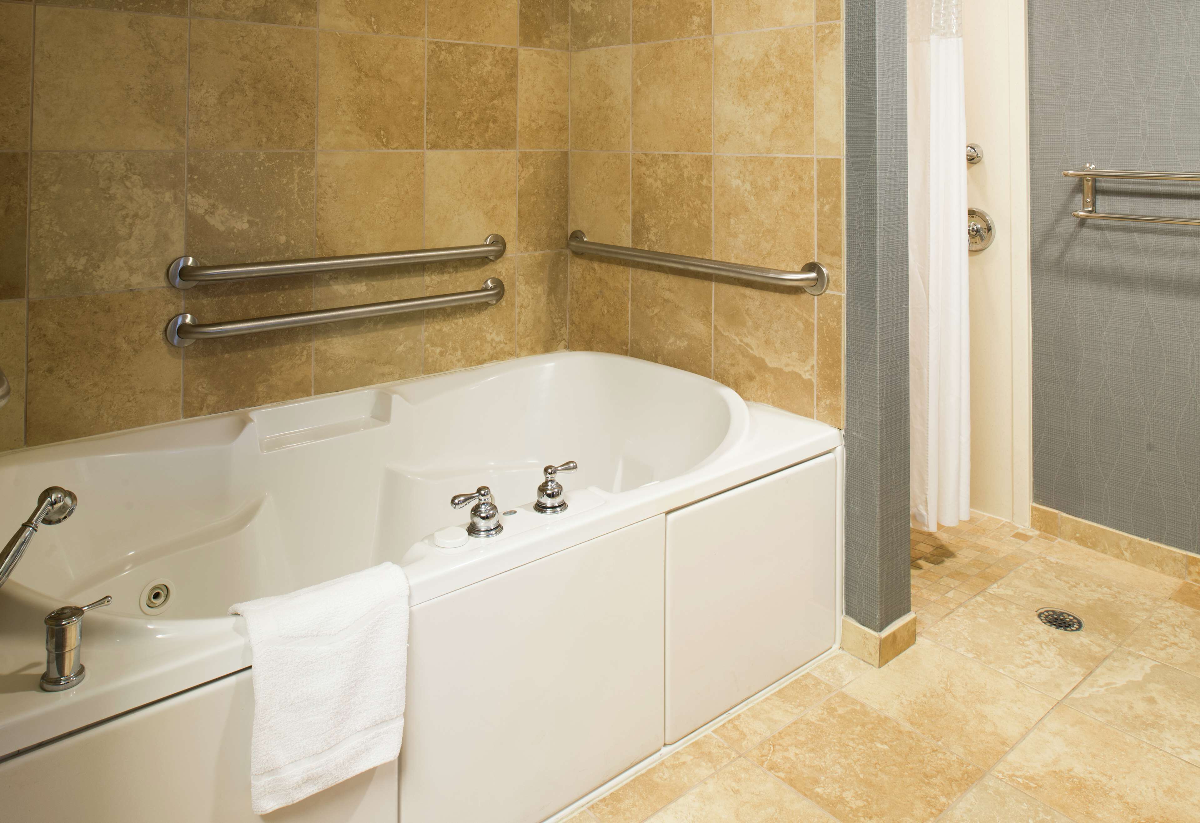 studio, accessible, non smoking | bathroom | shower, free toiletries, hair dryer, towels