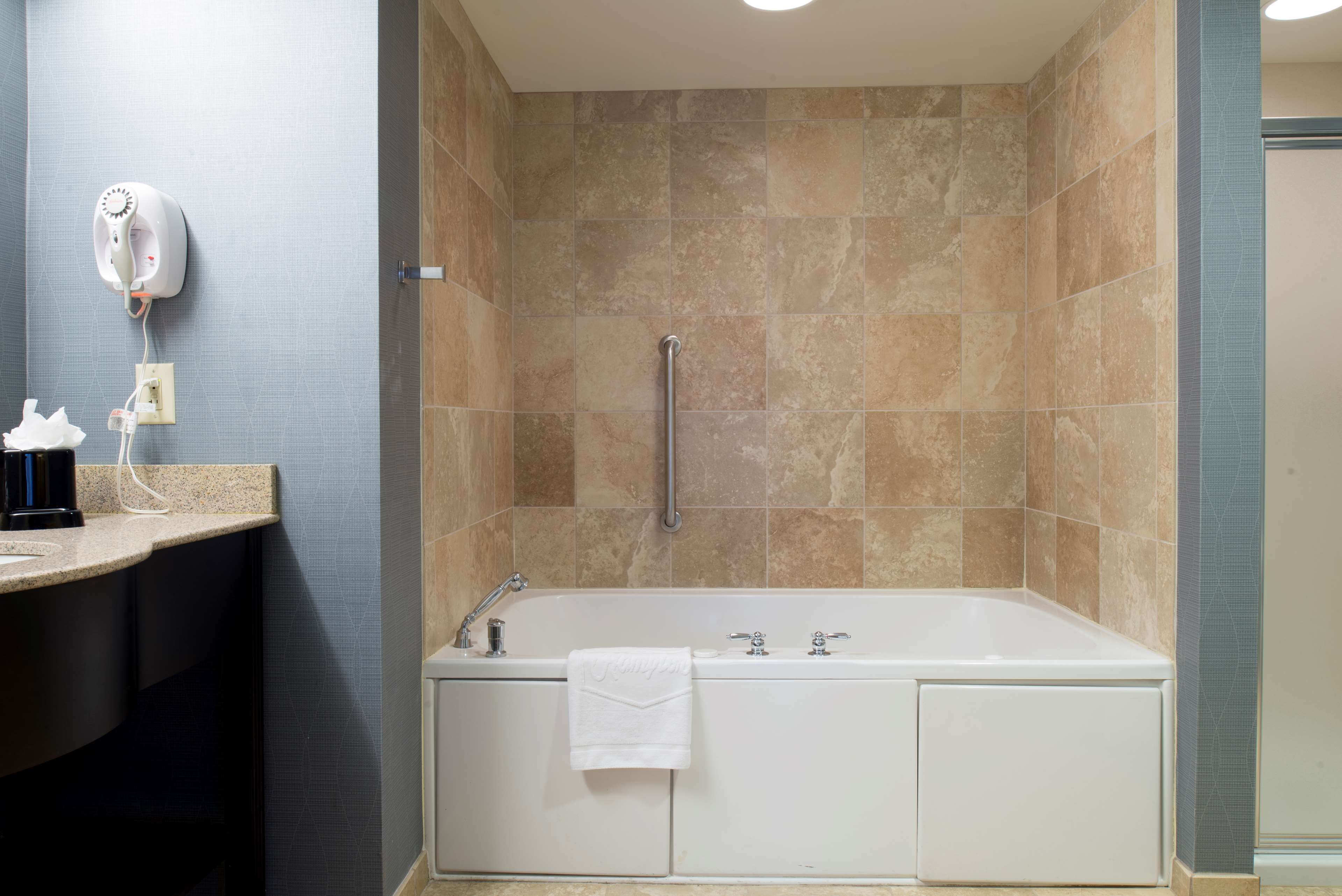king studio whirlpool | bathroom | shower, free toiletries, hair dryer, towels