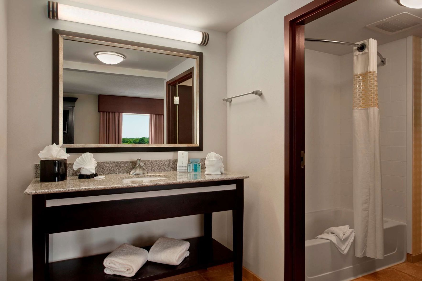 浴室 | 淋浴/盆浴组合、吹风机、毛巾