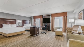 Escritorio, espacio para trabajar con laptop y cortinas blackout