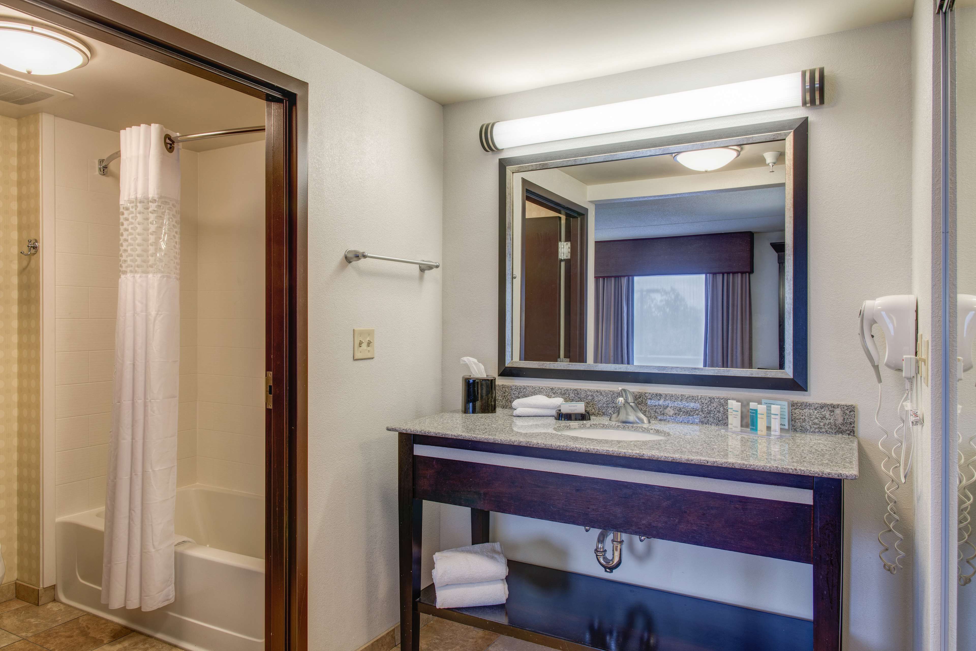 combined shower/bathtub, hair dryer, towels