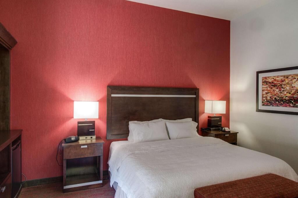 办公桌、笔记本电脑工作区、遮光窗帘、熨斗/熨衣板