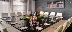 Se sirven almuerzos y cenas, cocina americana