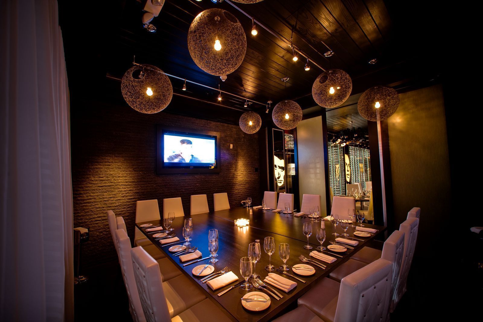 Lunch and dinner served, American cuisine