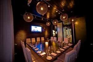 Lunch and dinner served, American cuisine