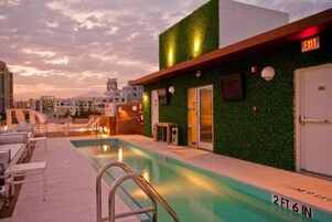 Εξωτερική πισίνα, ομπρέλες πισίνας, ξαπλώστρες