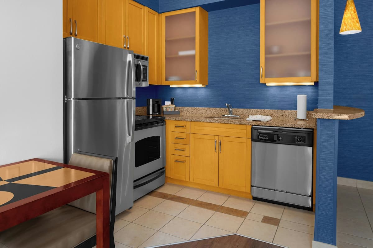Full-size fridge, microwave, stovetop, dishwasher