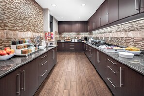 Free daily full breakfast - Residence Inn Phoenix NW/Surprise (Surprise)