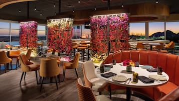 7 restaurants; breakfast, lunch, dinner and brunch served