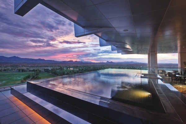 7 restaurants, breakfast, lunch, dinner served; seafood