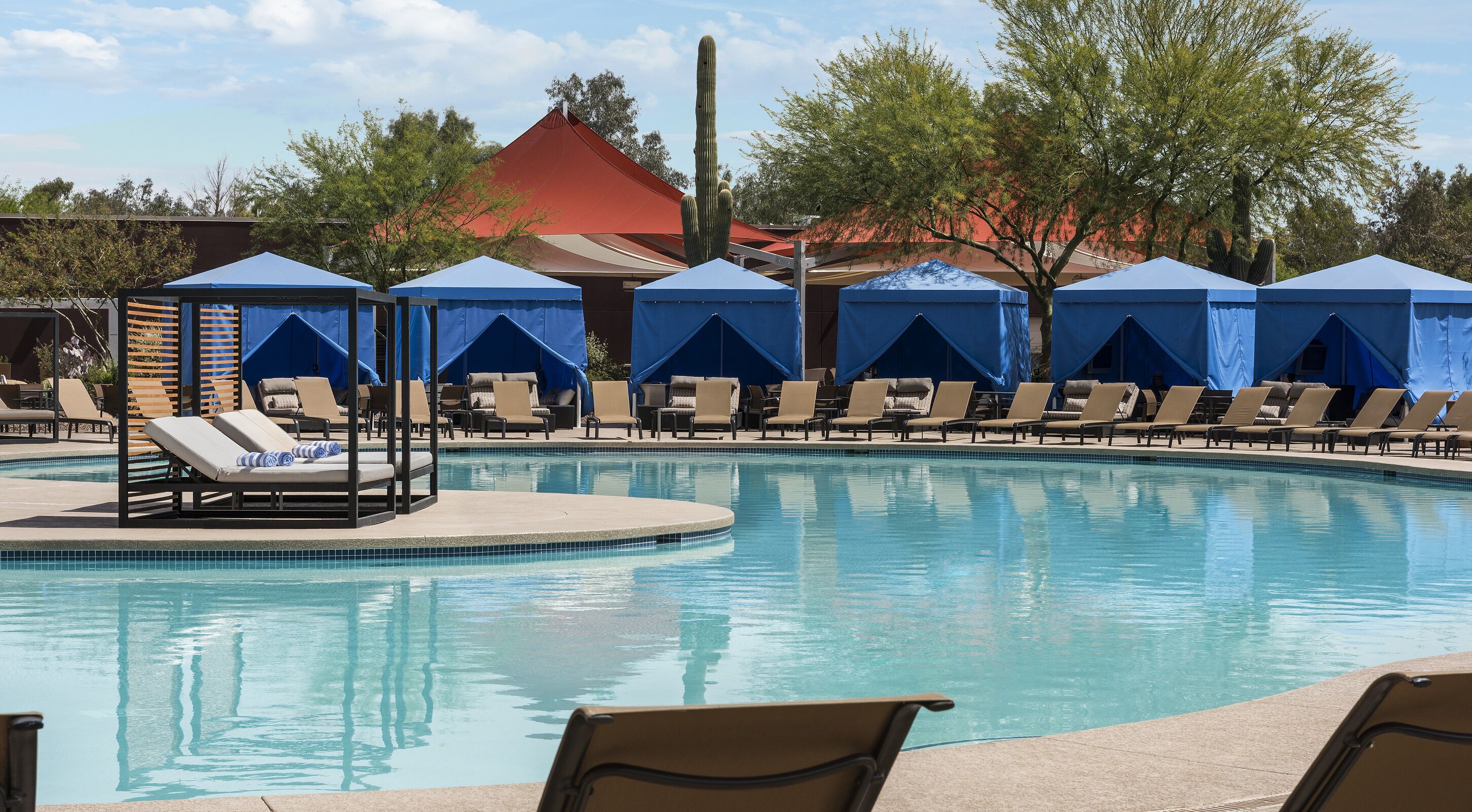 2 outdoor pools, pool umbrellas