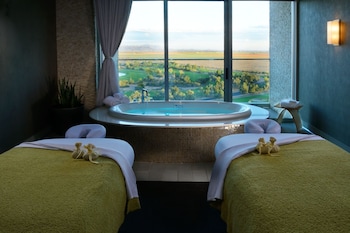 Sauna, hot tub, body treatments, body wraps, body scrubs, facials at Talking Stick Resort