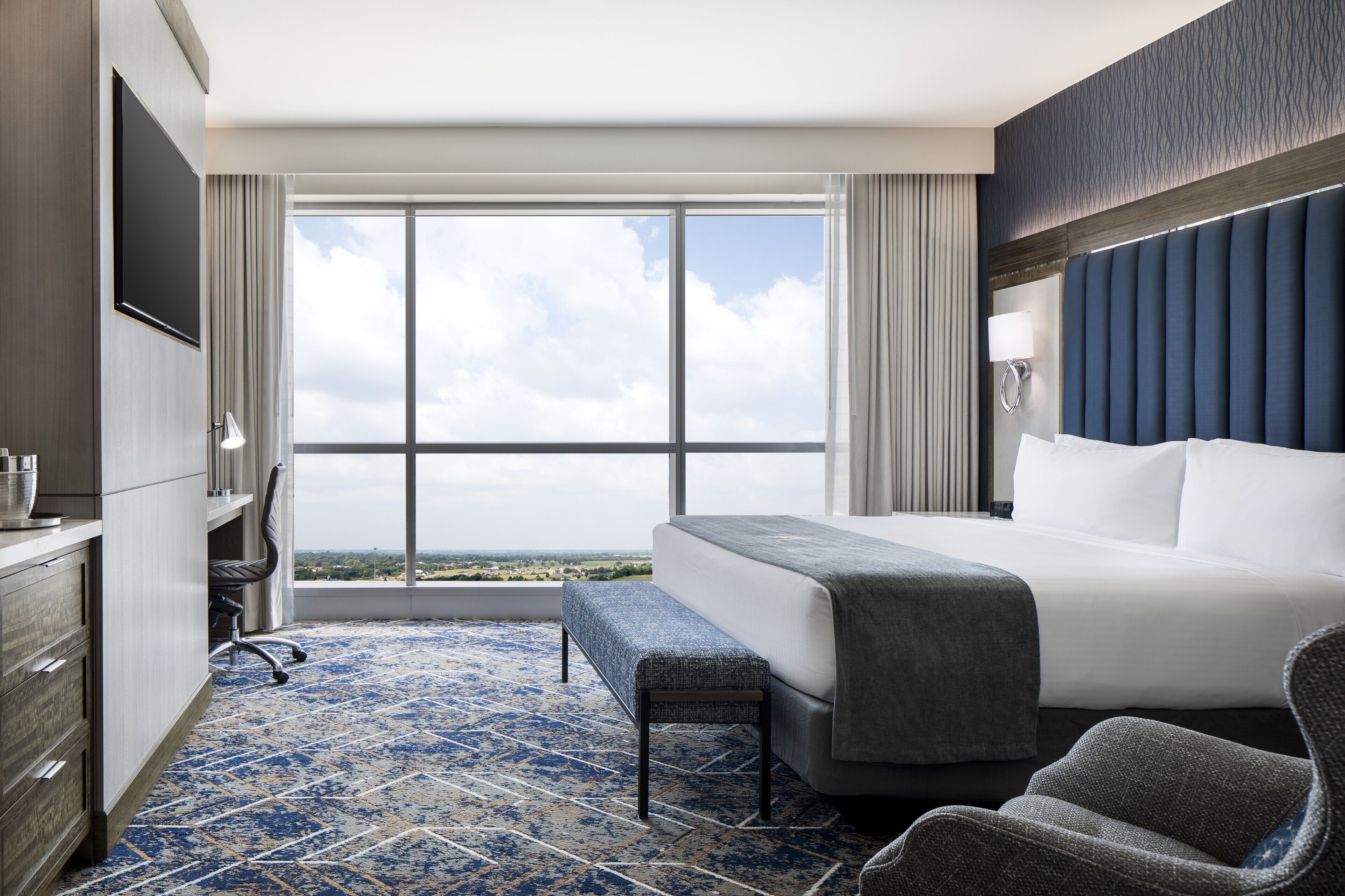 Habitación Deluxe, 1 cama King size, torre (Hearing, Roll-In Shower, Sky) | Caja de seguridad en la habitación y escritorio 