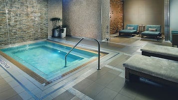 Couples treatment room(s), hot tub, steam room