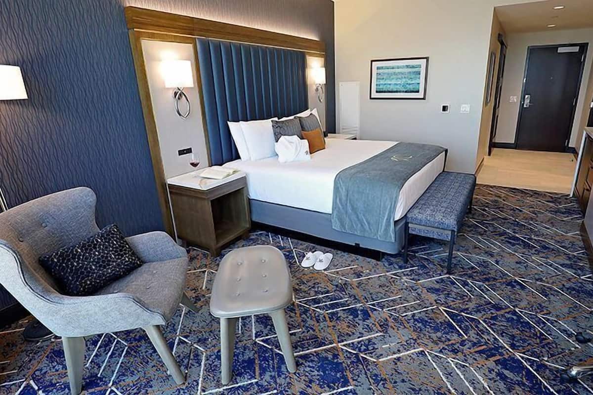 Premium kamer, 1 kingsize bed, uitzicht op zwembad | Een kluis op de kamer, een bureau, een laptopwerkplek