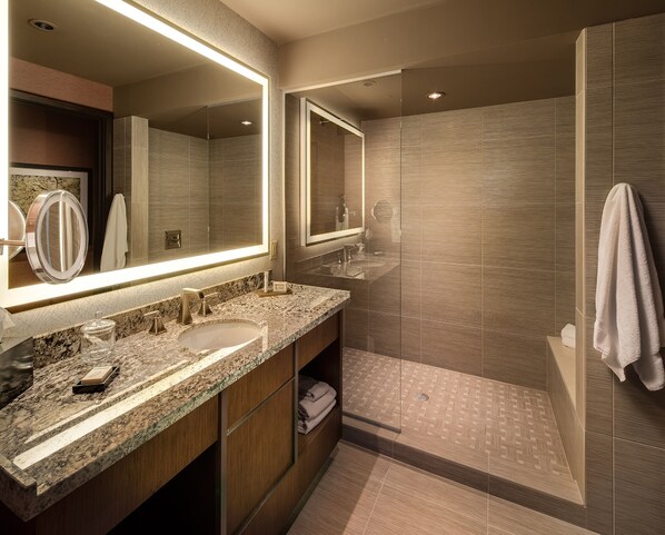 Dusche, Designer-Toilettenartikel, Haartrockner, Bademäntel