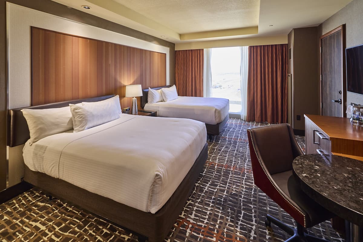 Habitación Deluxe, 2 camas Queen size, torre (Spa, Hearing, Roll-in Shower) | Caja de seguridad en la habitación y escritorio