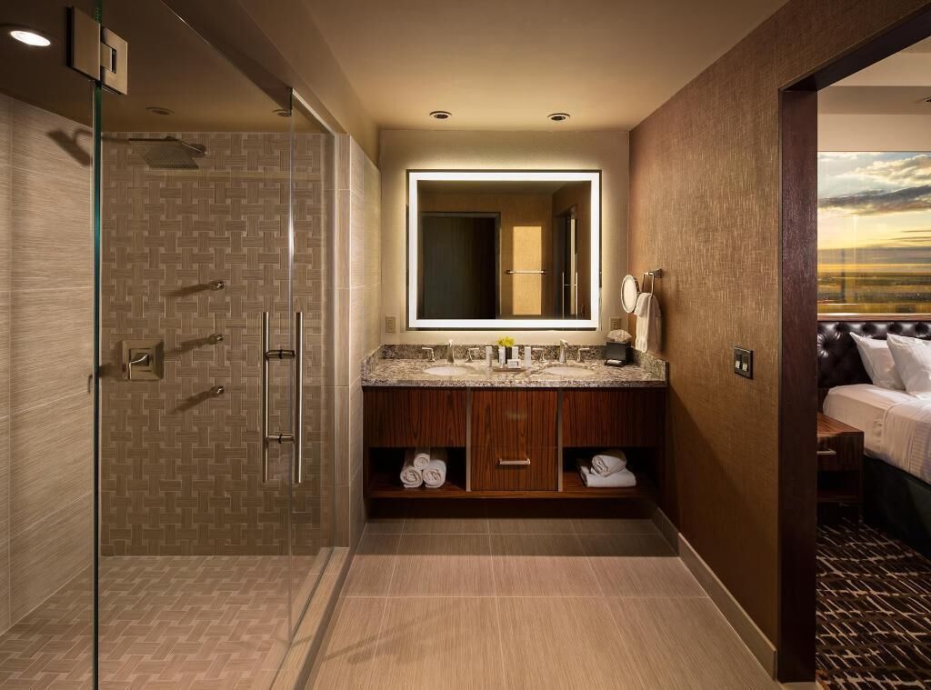 Salle de bain | Douche, articles de toilette griffés, séchoir à cheveux, peignoirs