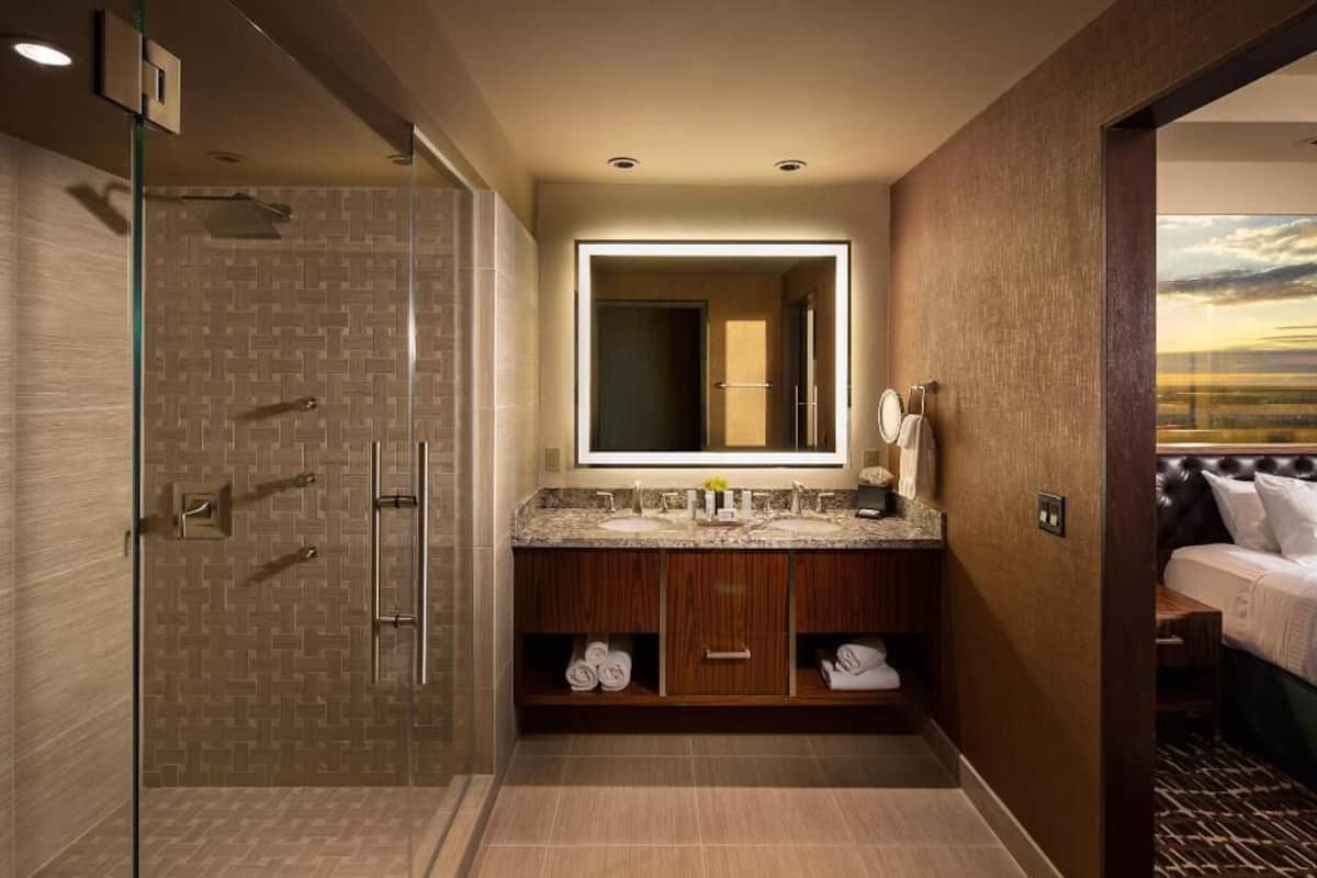Salle de bain | Douche, articles de toilette griffés, séchoir à cheveux, peignoirs