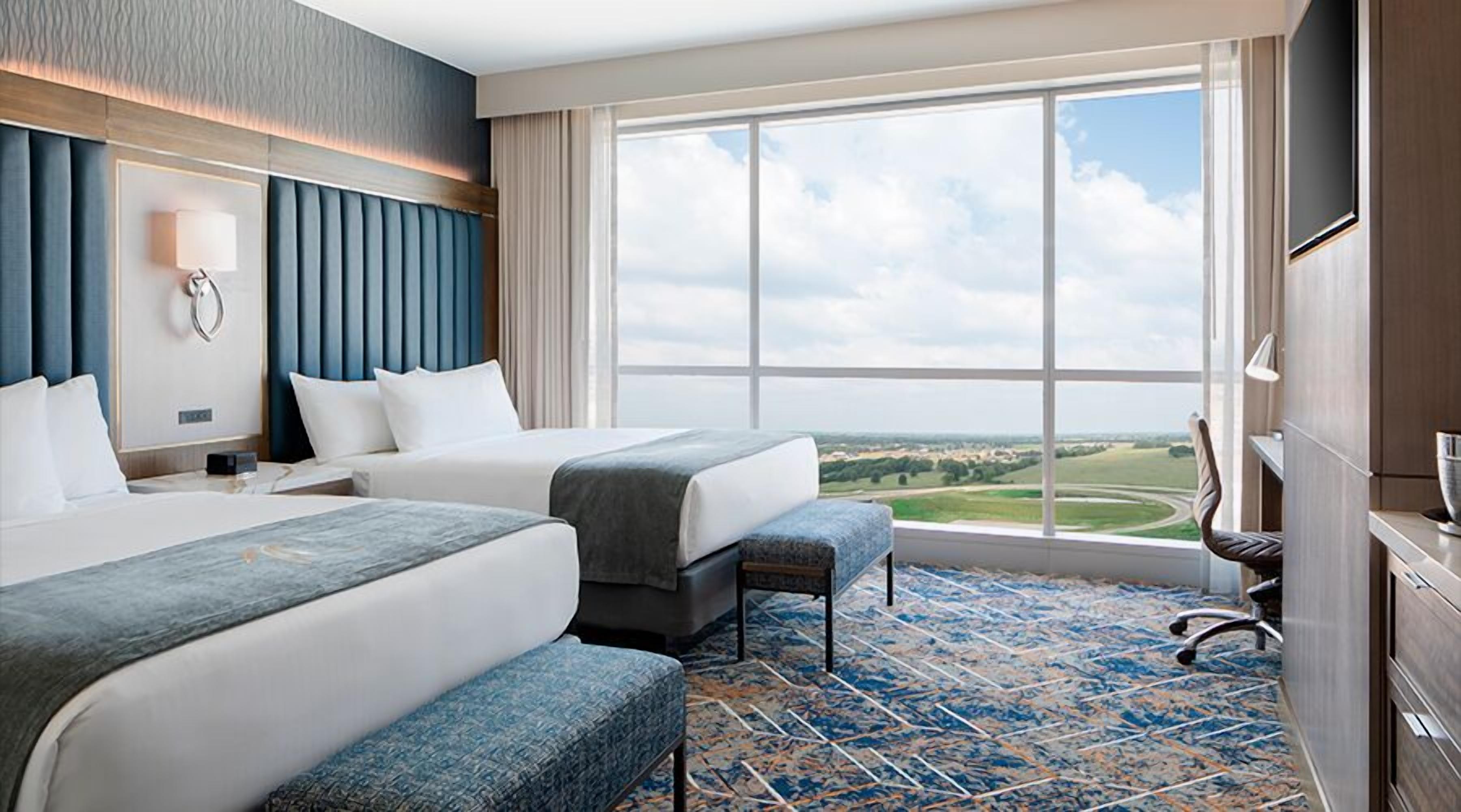 デラックス ルーム クイーンベッド 2 台 | セーフティボックス (室内)、デスク、ノートパソコン用作業スペース、アイロン / アイロン台