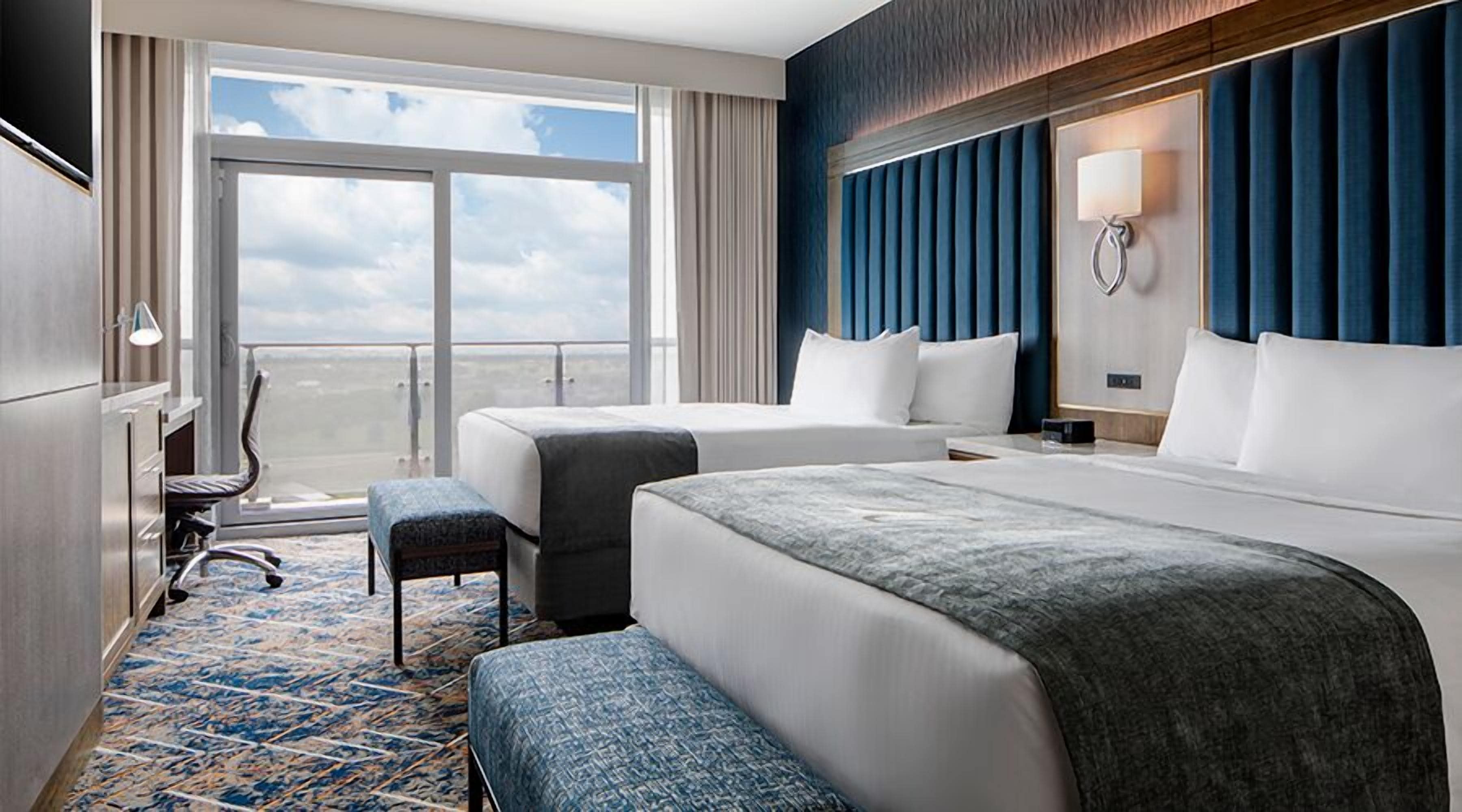 Dobbeltrom – premium, 2 queensize-senger, bassengutsikt | Safe på rommet, skrivebord og skrivebord for bærbar PC