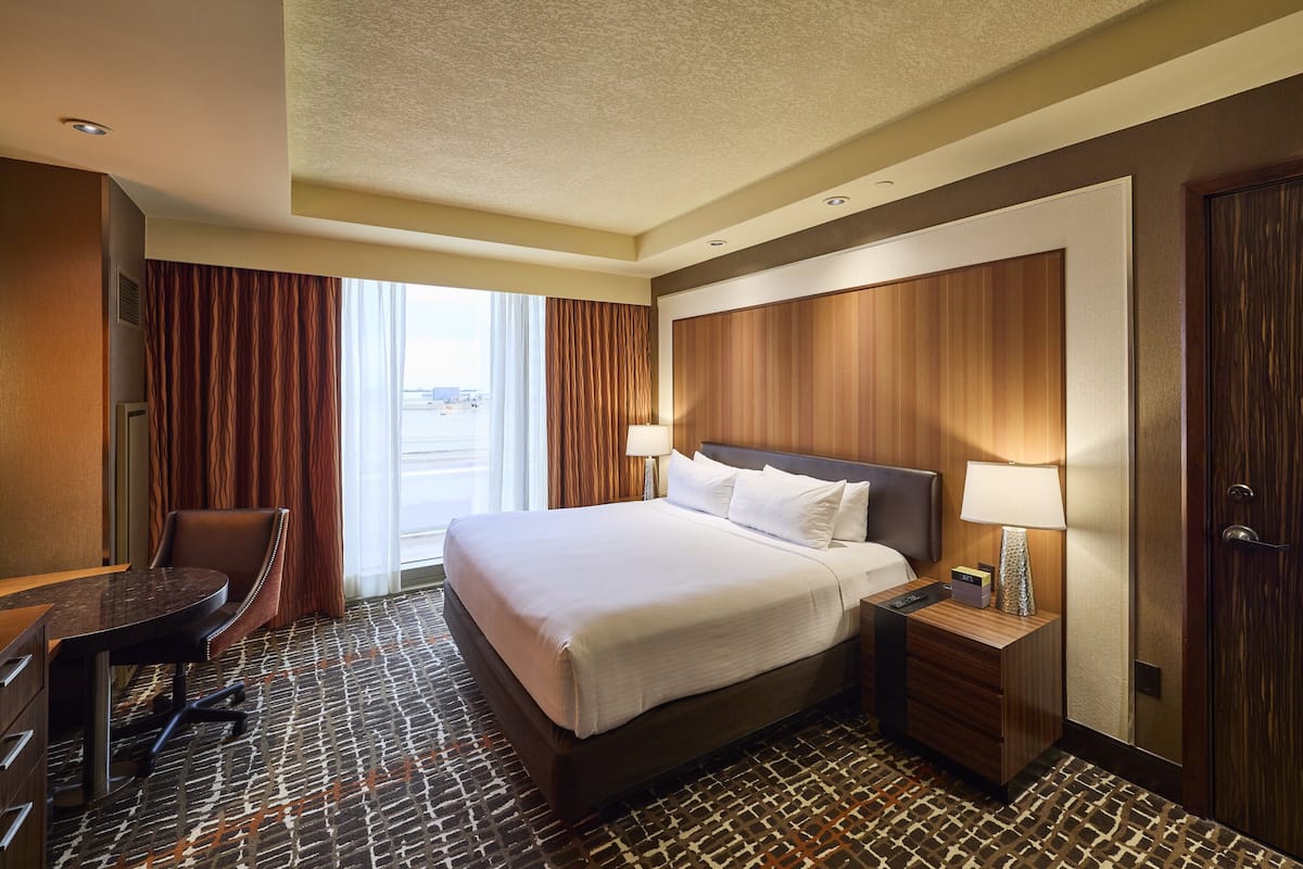 Habitación Deluxe, 1 cama King size, torre (Hearing, Roll-In Shower, Spa) | Caja de seguridad en la habitación y escritorio