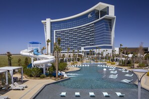 Innendørsbasseng, 2 utendørsbassenger og bassengtelt (mot betaling)