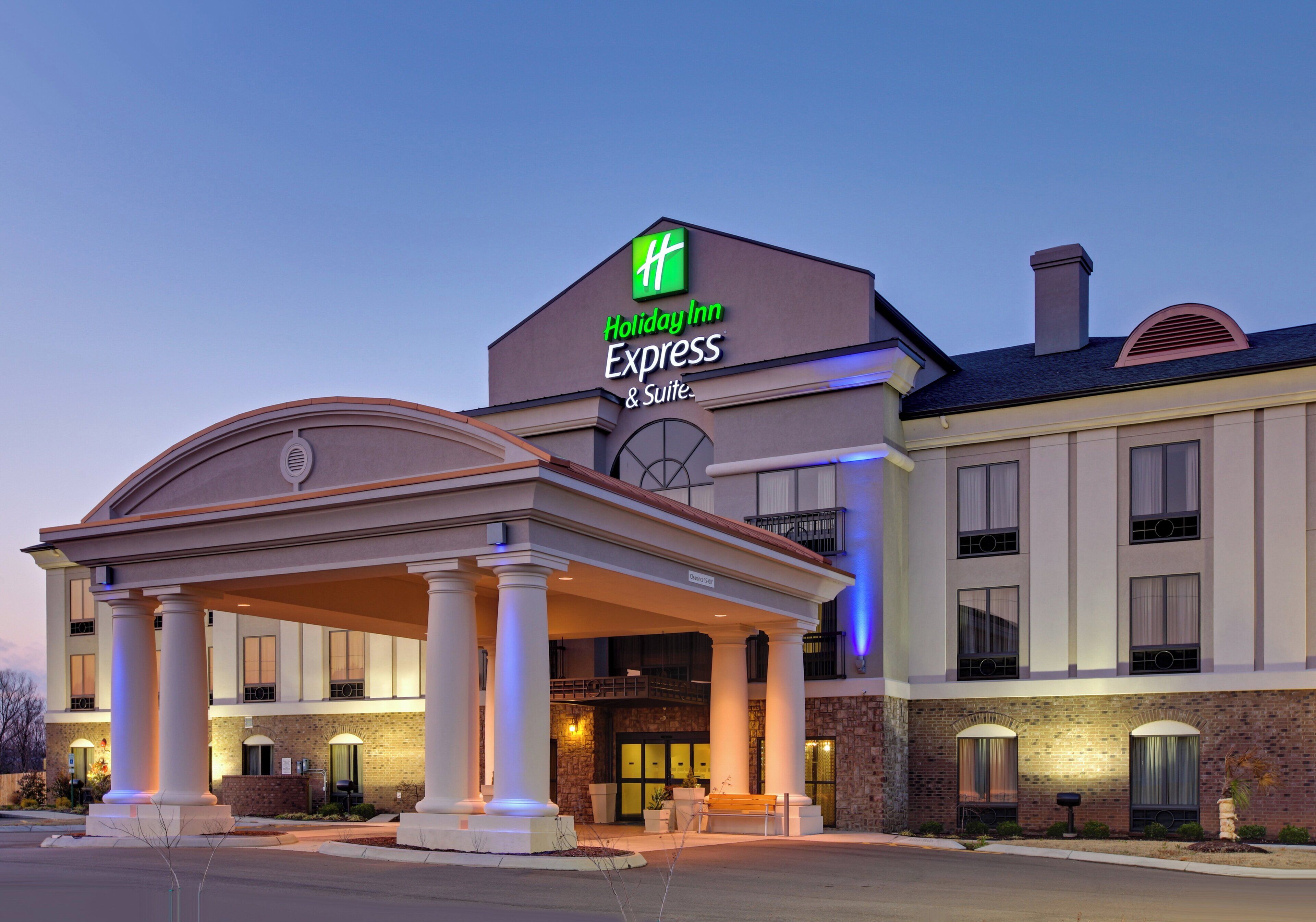 Un hotel Holiday Inn Express con entrada cubierta y fachada de ladrillo.