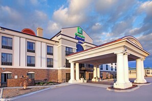 A Holiday Inn Express building with a covered entrance and a brick facade. - Holiday Inn Express & Suites Covington by IHG (Covington)