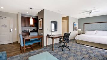 Suite estudio, 1 cama King size | Ropa de cama hipoalergénica, edredón y escritorio