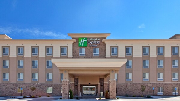 Holiday Inn Express & Suites Topeka North By Ihg - Topeka, KS