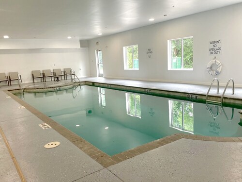 Holiday Inn Express & Suites Topeka North by IHG