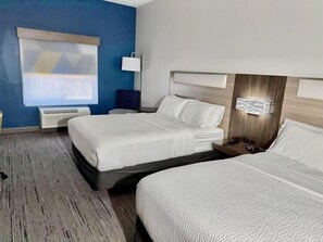 In-room safe, desk, laptop workspace, iron/ironing board - Holiday Inn Express & Suites Topeka North by IHG (Topeka)