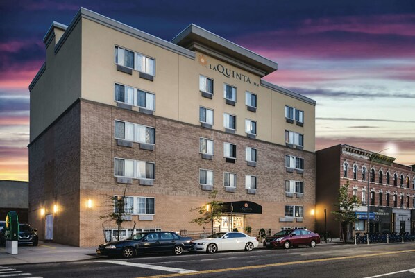 Exterior - La Quinta Inn & Suites by Wyndham Brooklyn Downtown (Brooklyn)