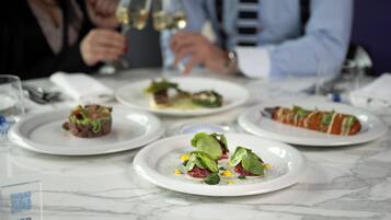 Un tavolo imbandito con piatti di cibo e bicchieri di vino.