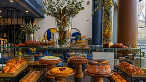 A bakery display with various baked goods and decorative plants. - voco Nola Naples Vulcano Buono by IHG (Nola)
