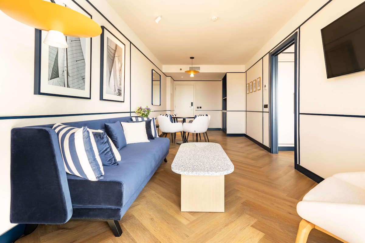 In-room safe, blackout drapes, free WiFi