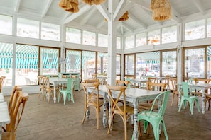 2 nhà hàng, phục vụ bữa sáng